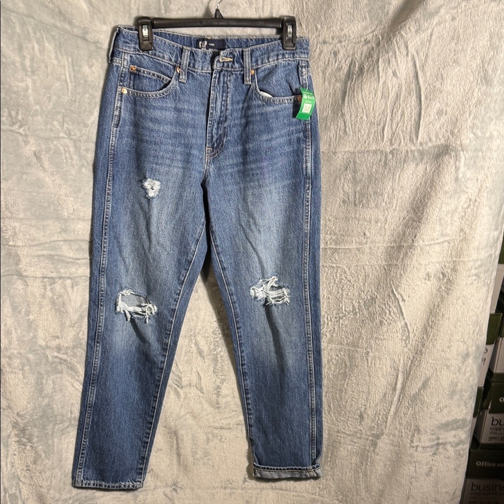 Gap Denium mom jean NWT Classic Blue Distressed Women's Jeans‎ size 6 / 28 R